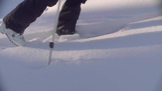 在西比利亚滑雪的男子腿在雪地森林滑雪视频的预览图