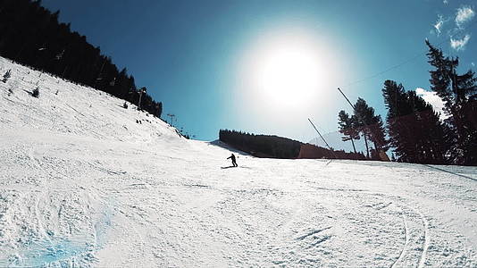 在阳光明媚的日子里年轻运动员在班斯科皮林山滑雪——滑雪者视频的预览图
