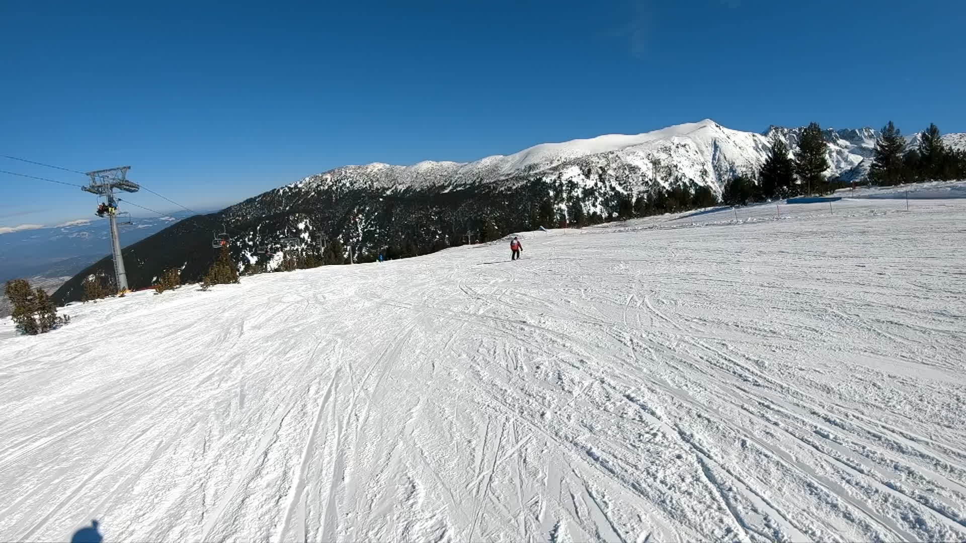 滑雪者在坎特科山顶的托多尔卡上行驶在斜坡上行驶很长的距离视频的预览图