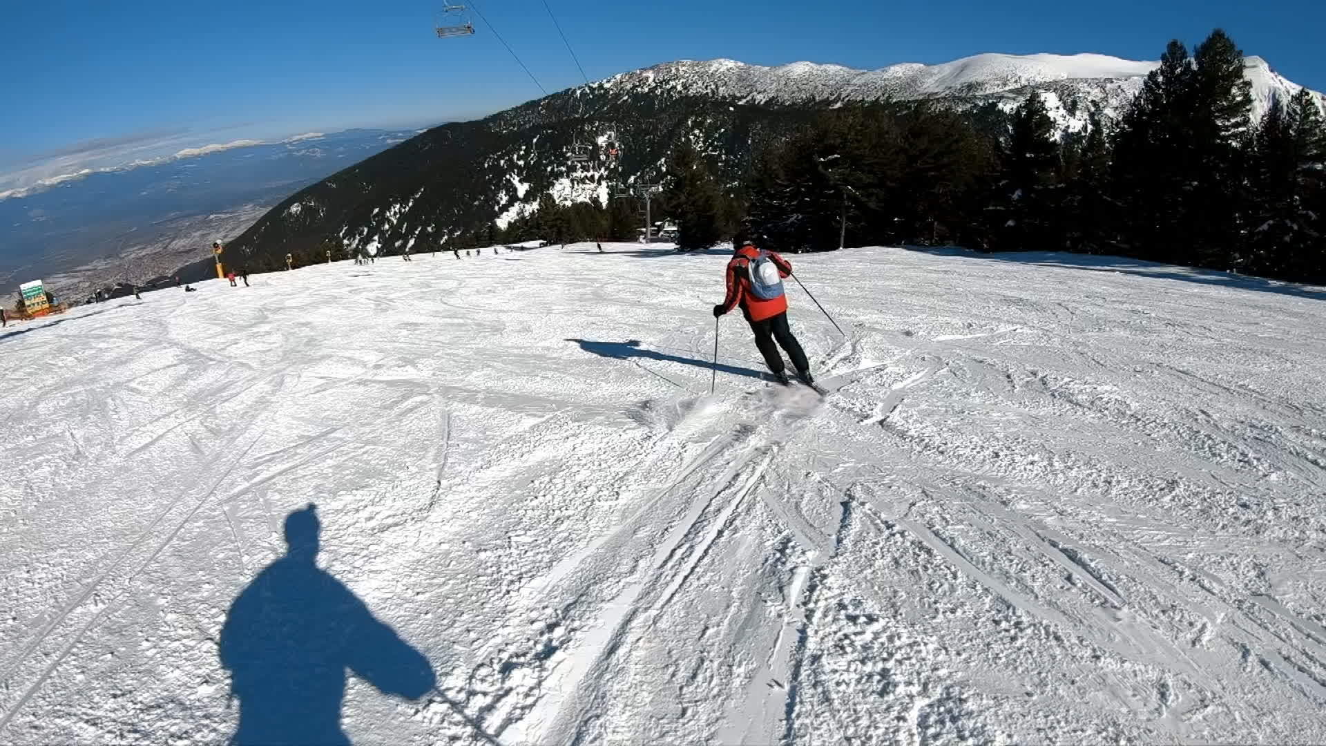 之后一名成年滑雪者在坎特科、布加里亚和超慢运动中滑雪视频的预览图