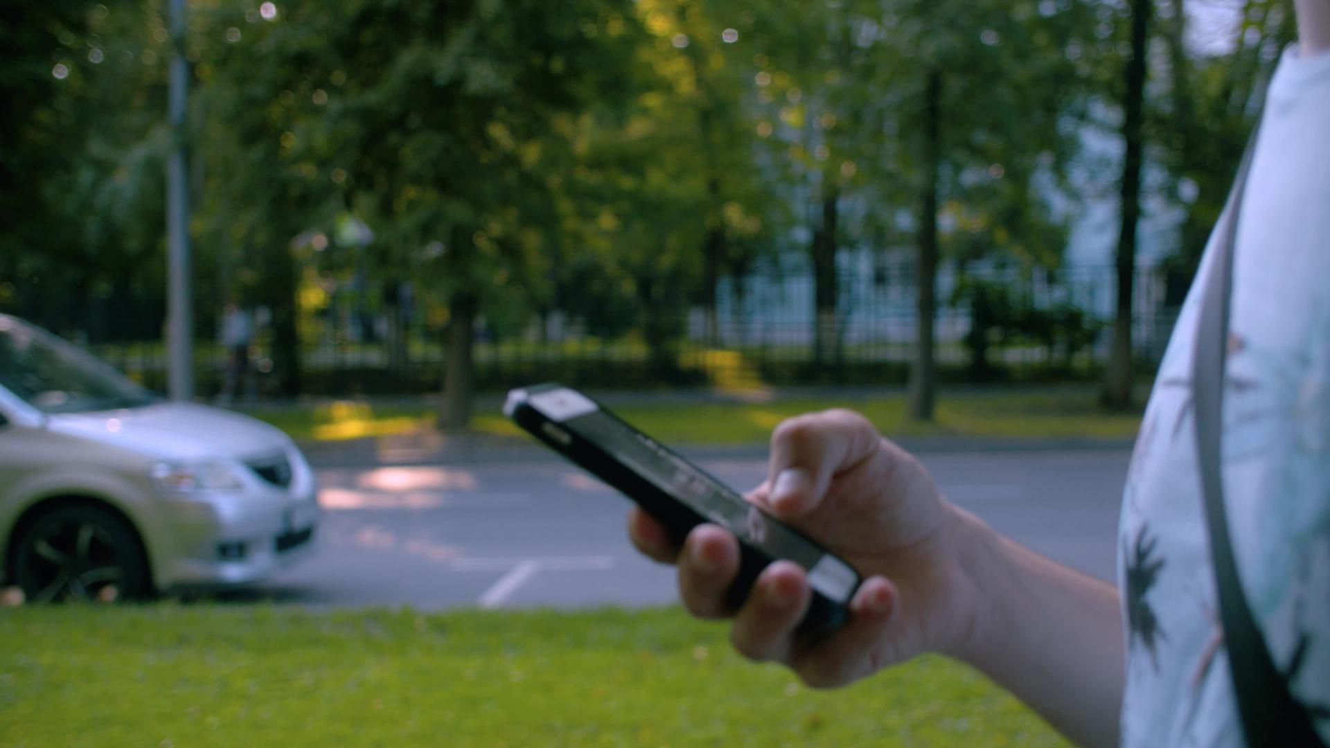 男人用智能手机走路视频的预览图