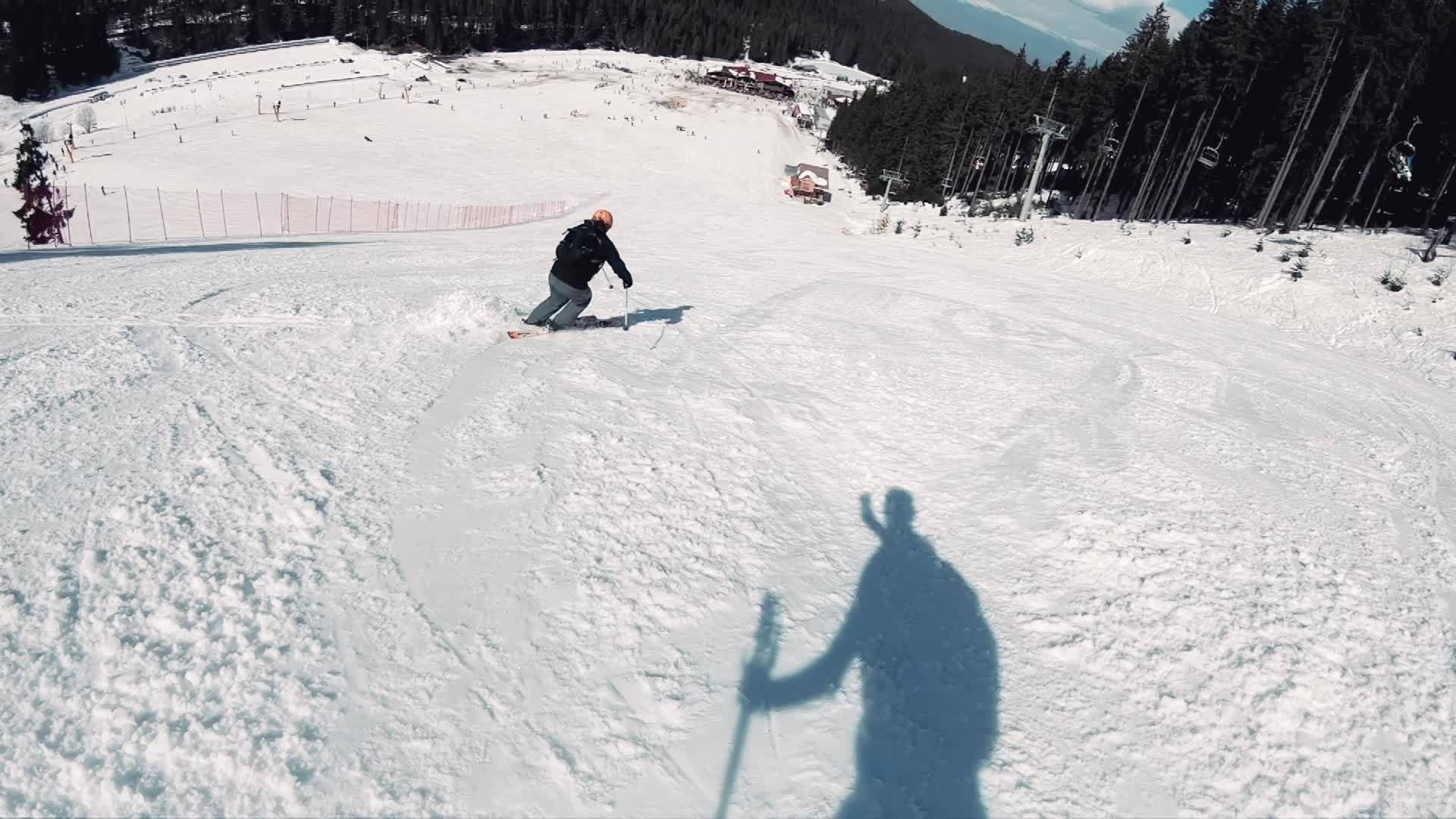 一名男子在滑雪坡上滑雪然后中弹视频的预览图