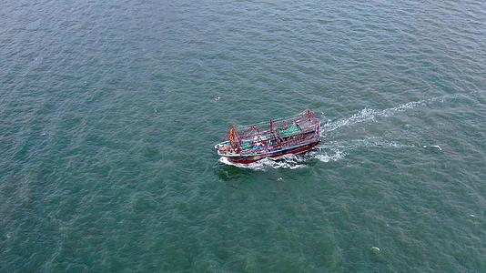 4K航拍行驶在海面的渔船船只视频素材视频的预览图