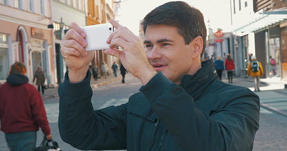 男性游客在高原街拍照视频的预览图