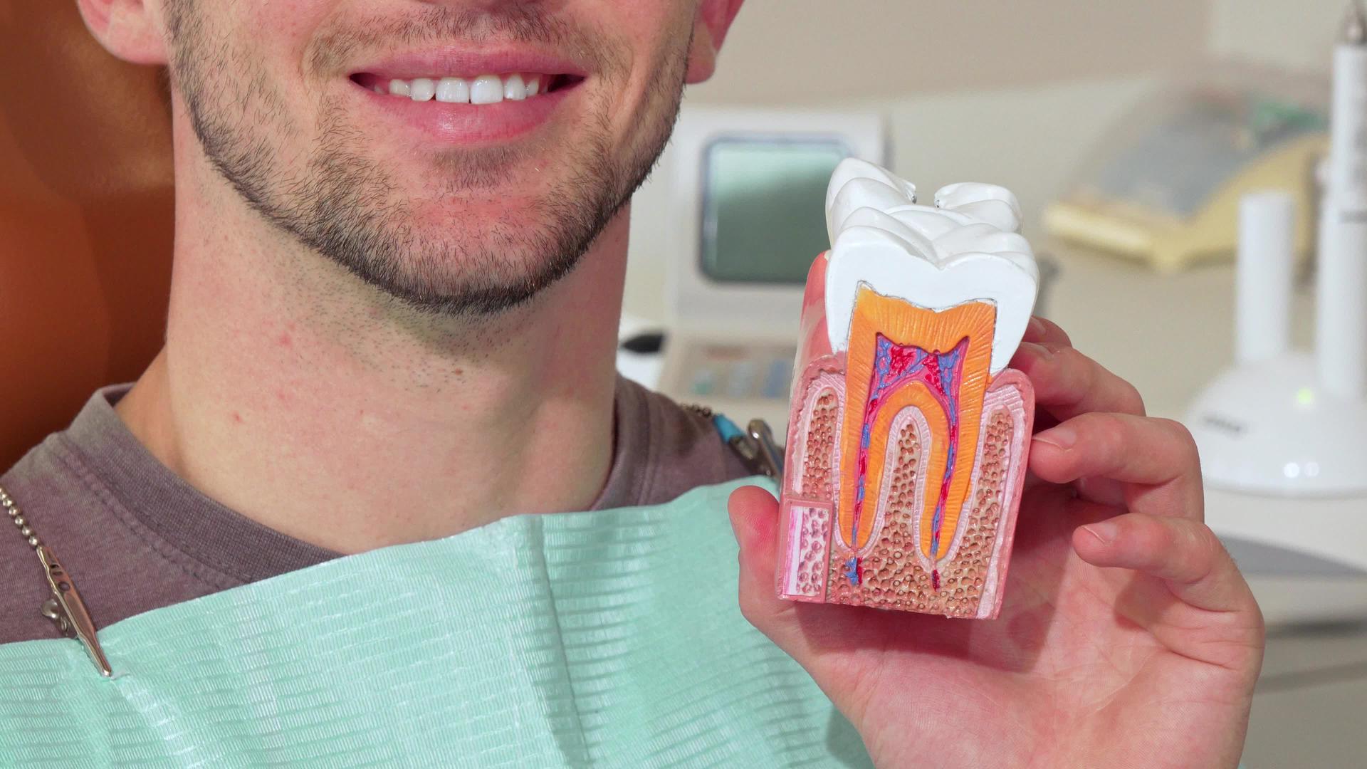 白色健康牙齿的男人在诊所里微笑着装有牙科模具视频的预览图