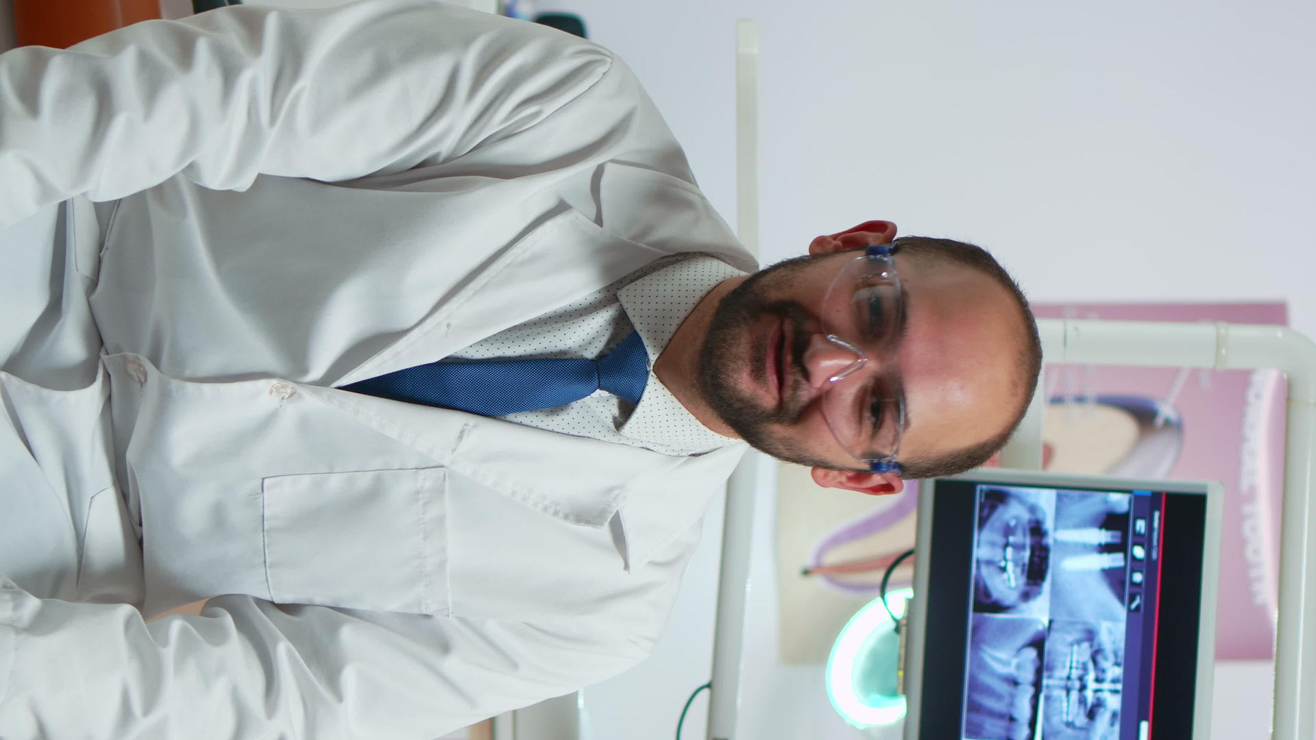 垂直视频男性口腔医生在录像机上发言视频的预览图