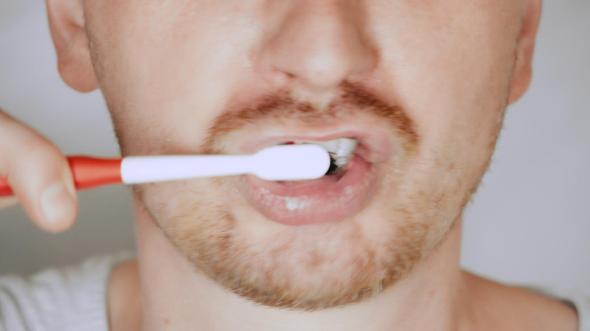 用牙刷的人几乎是对面的绅士视频的预览图