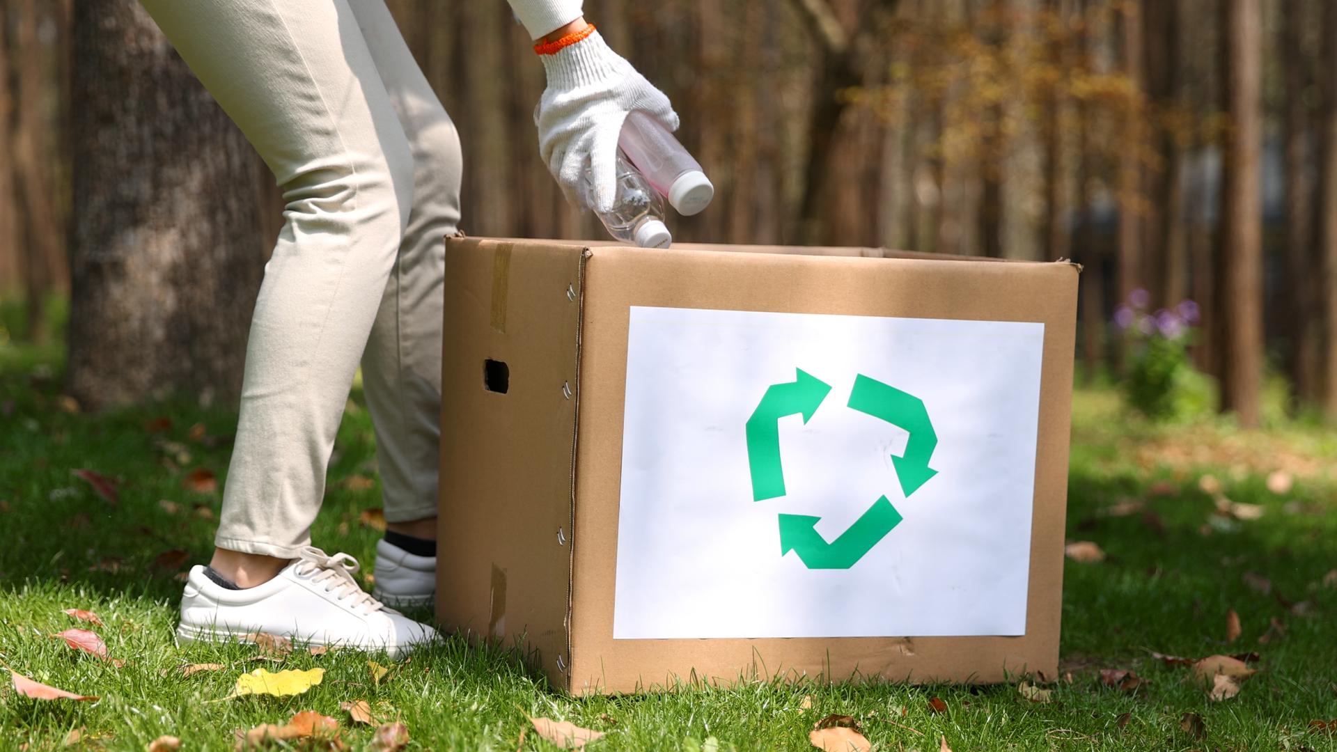热心公民扔完垃圾将垃圾箱取走视频的预览图