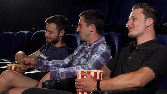 一群男性朋友在电影院一起看电影视频的预览图