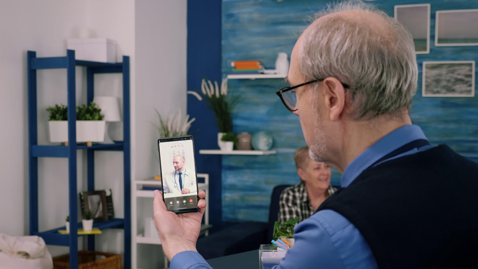 在此期间持有智能手机的退休男性在退休男性视频的预览图