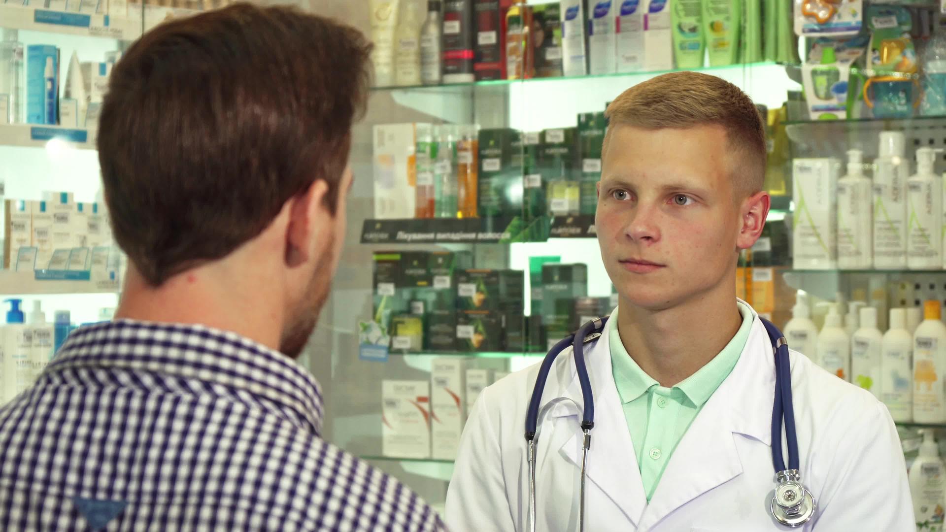 医生在药店和头痛患者交谈视频的预览图