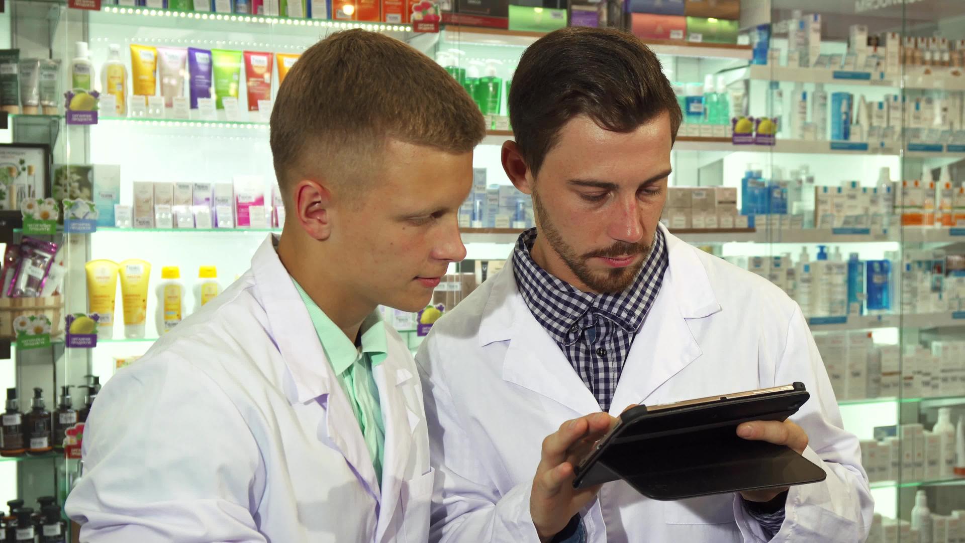 两名使用工作药片的药剂师视频的预览图
