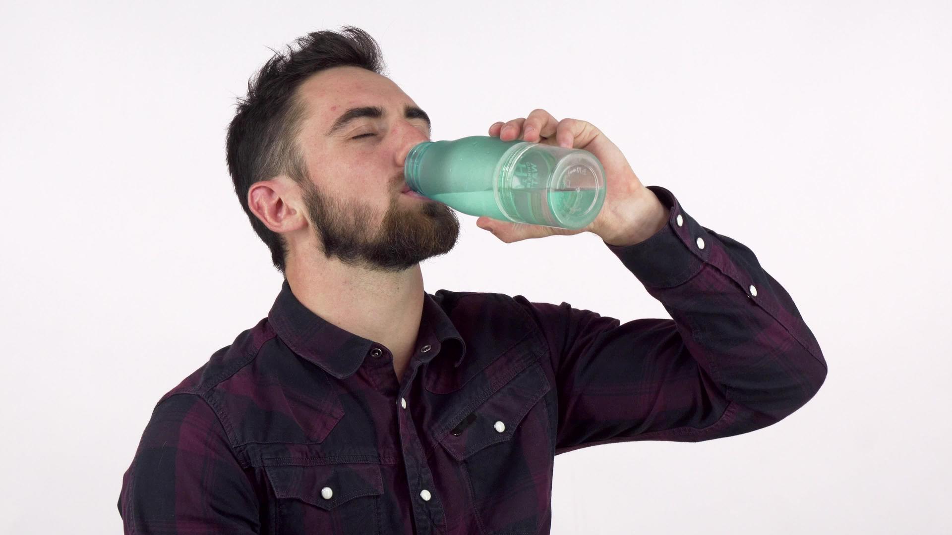 从瓶子里享受饮用水的迷人男人视频的预览图