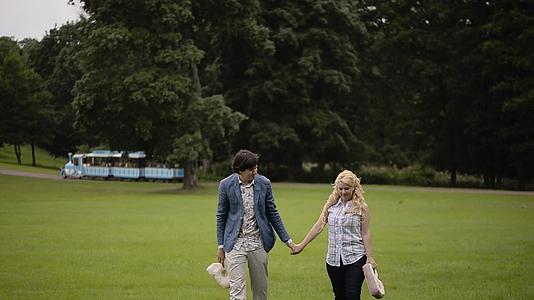 年轻可爱的情侣在夏天在公园里玩得开心浪漫的约会或恋爱视频的预览图