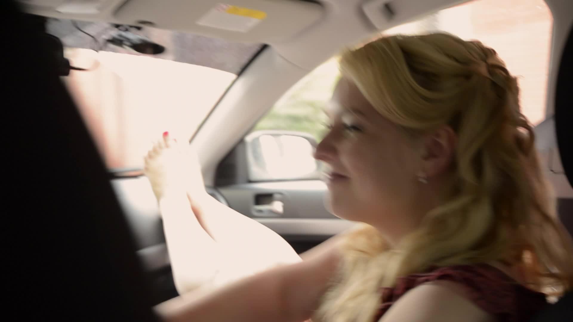 年轻可爱的情侣开车玩得很开心跳得很开心视频的预览图