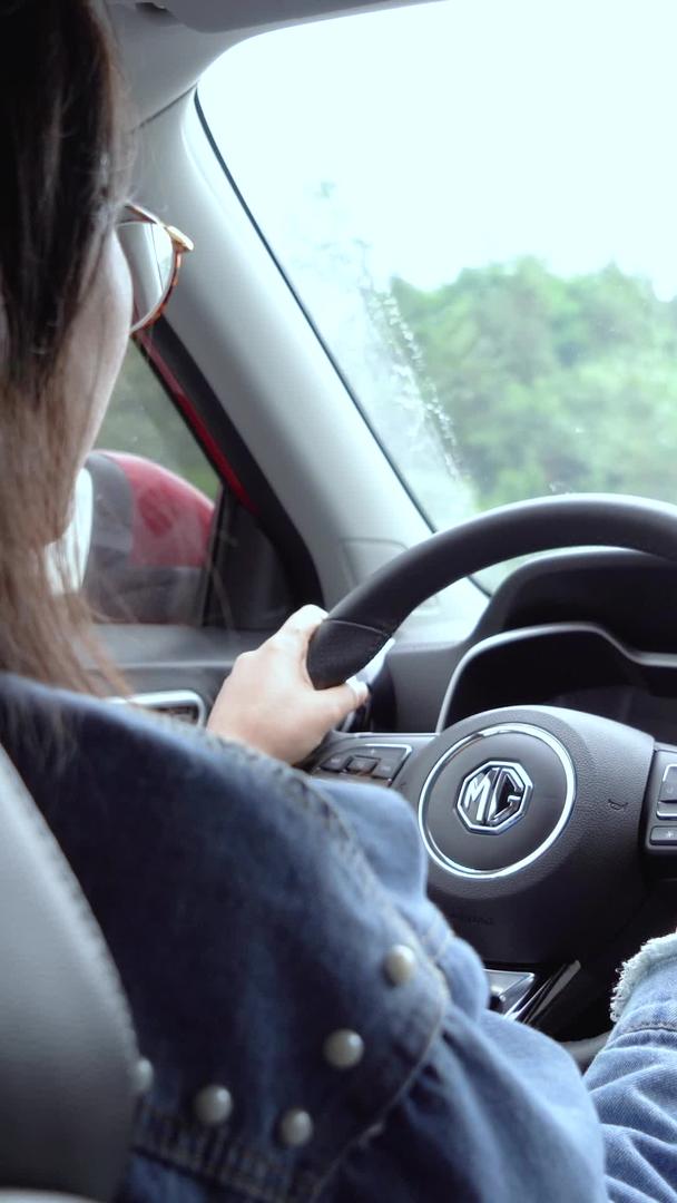 在高速公路上开车的女青年视频的预览图