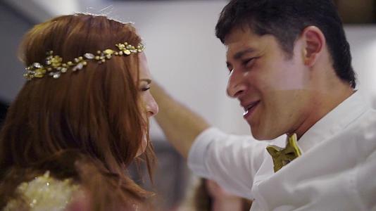 一个年轻人和一个女孩在婚礼生日周年纪念日跳舞视频的预览图