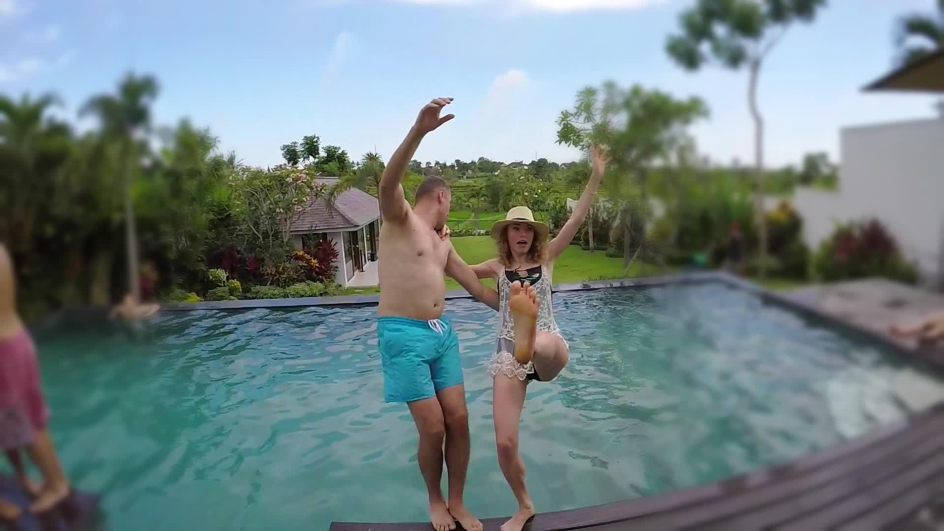 一对年轻可爱的夫妇拍了一张照片掉进了热带度假别墅游泳池视频的预览图