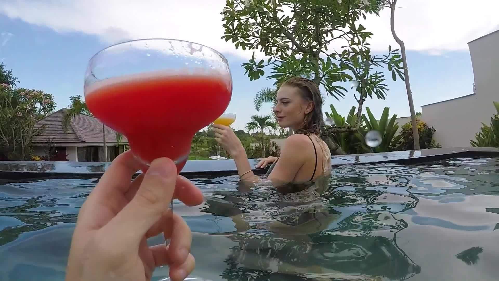 年轻情侣在热带度假别墅的游泳池里戴着眼镜视频的预览图