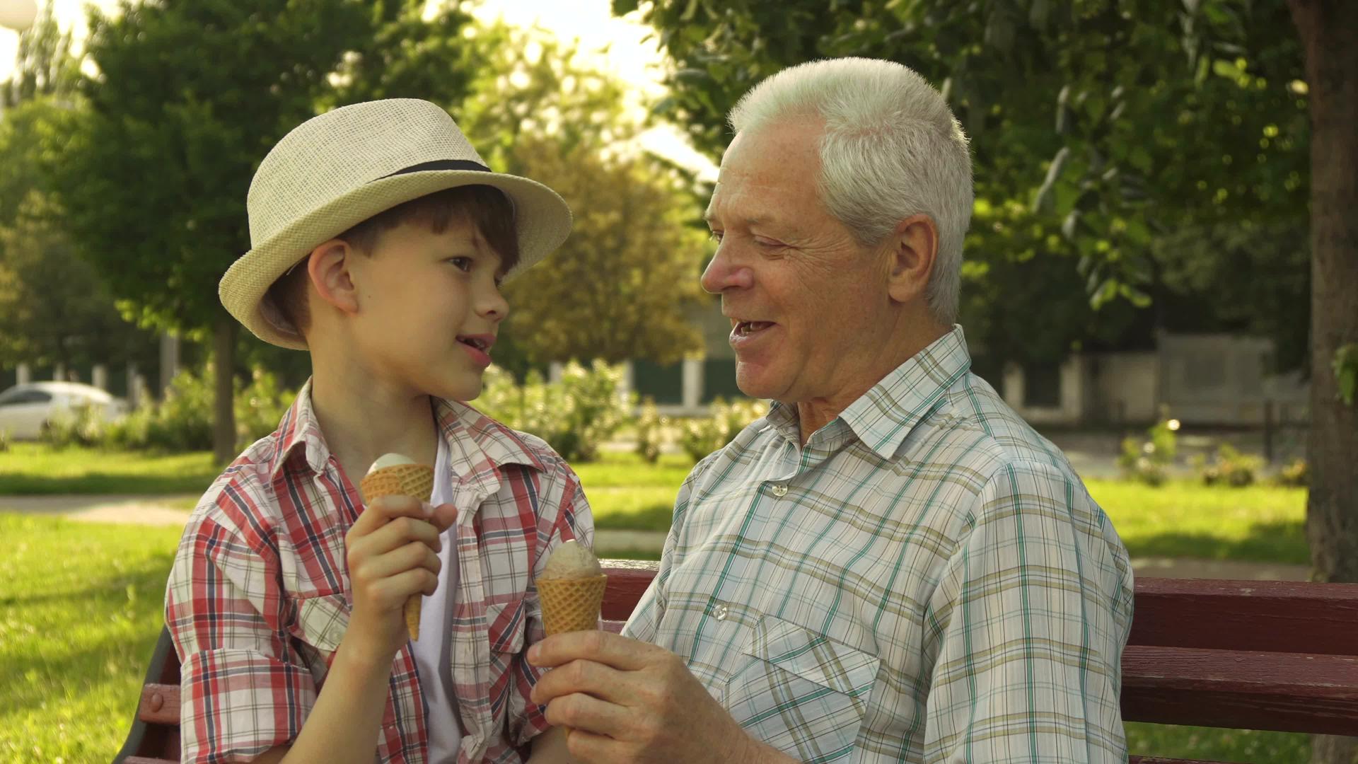 高三和孙子在长椅上吃冰淇淋视频的预览图