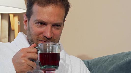 快乐成熟的男人享受美味的热茶在家休息视频的预览图