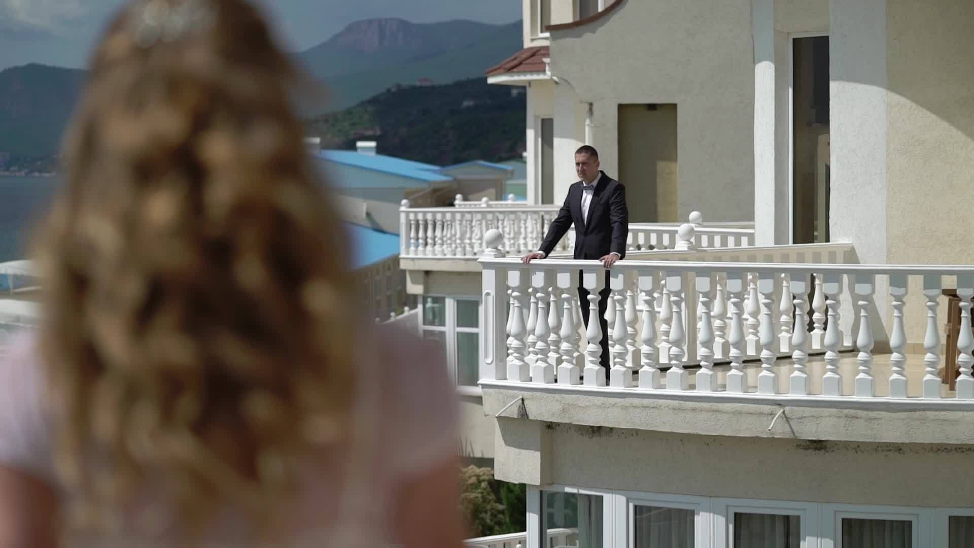 男人和女人住在不同的阳台上发出空气之吻视频的预览图