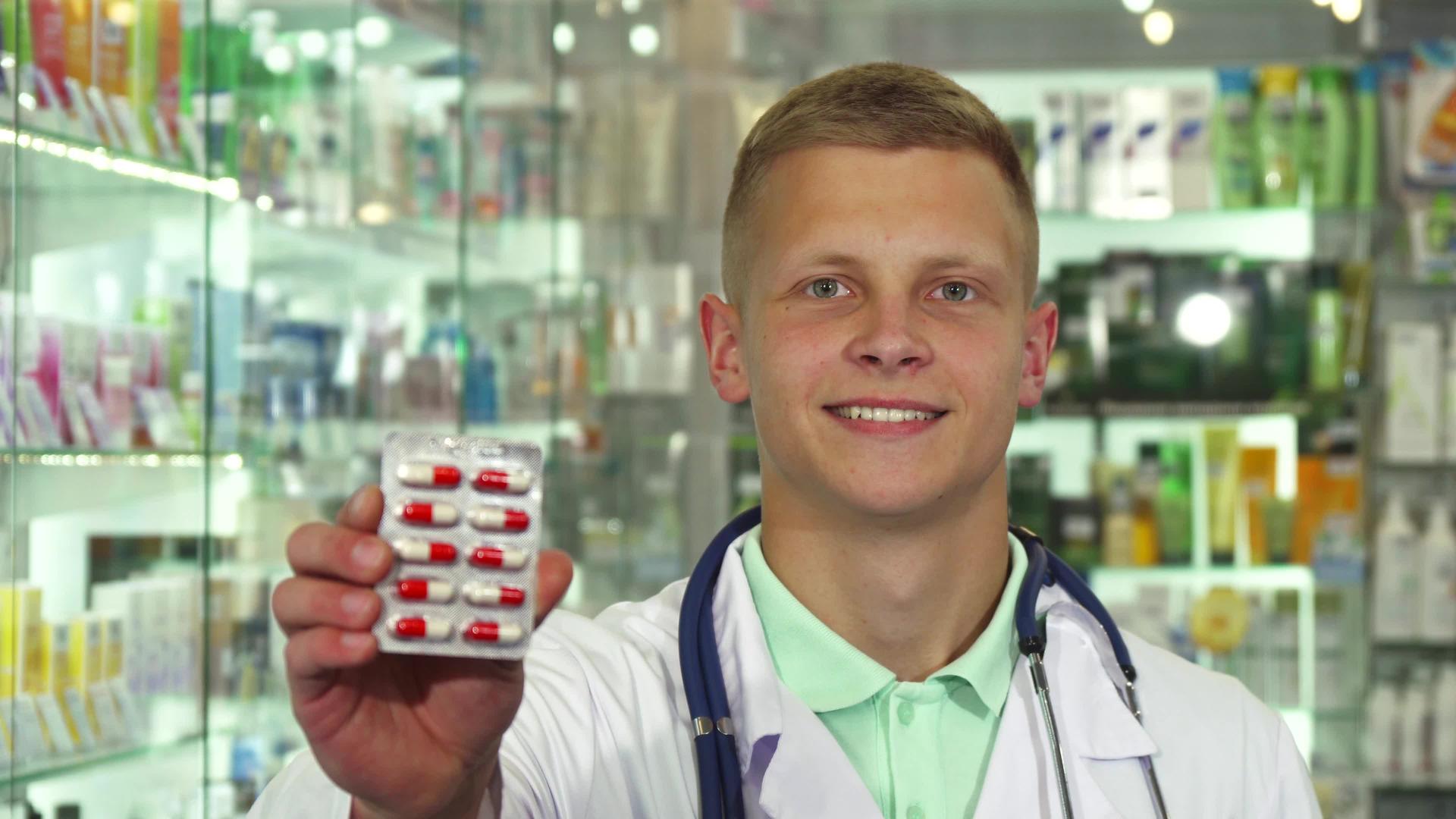 医生在相机上微笑兴奋的药丸上升视频的预览图