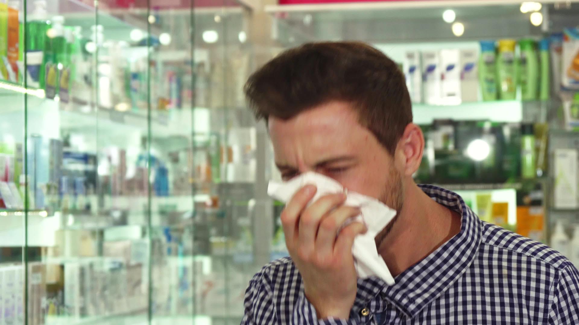 人们在药店咳嗽和打喷嚏视频的预览图