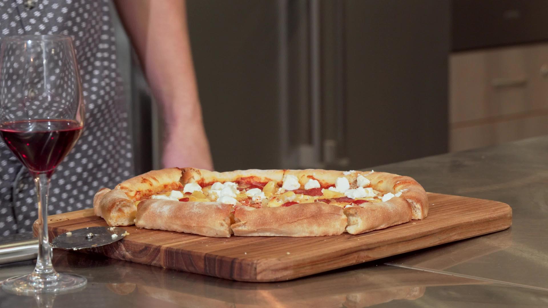 一个男人从桌子上抓起一块美味的披萨视频的预览图