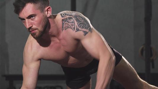 在健身房工作的肌肉纹身男性被肌肉纹身撕裂视频的预览图