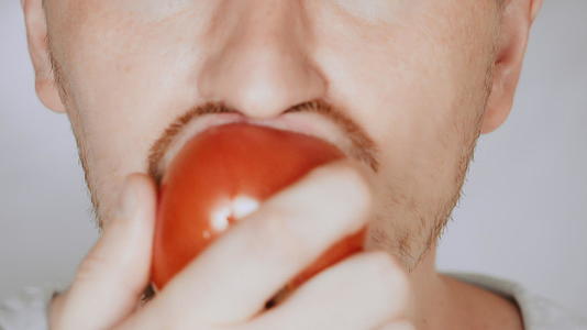 男人吃红西红番茄视频的预览图
