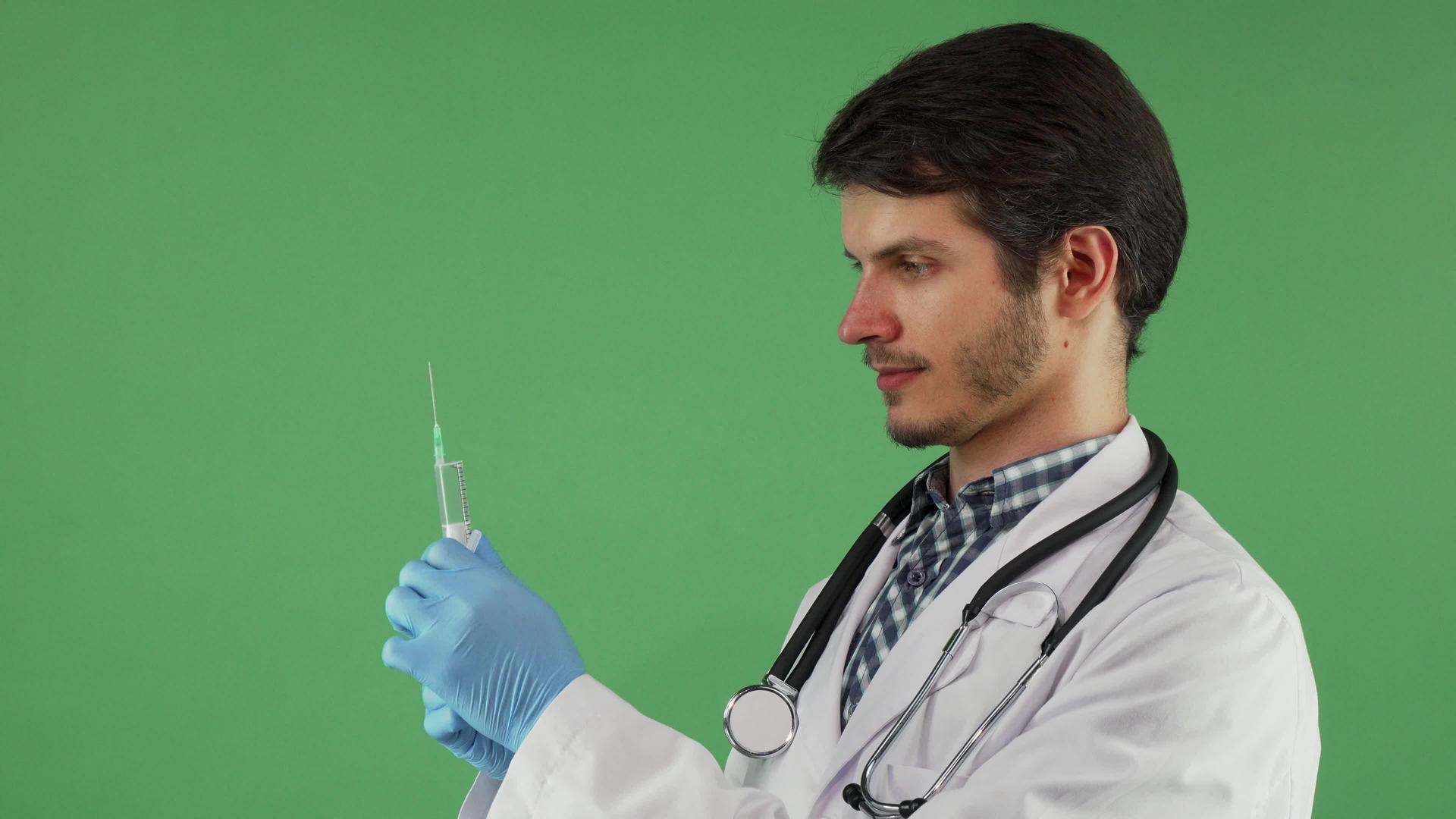 男性英俊男性医生准备注射疫苗视频的预览图