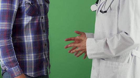 医生和病人在染色体上握手视频的预览图