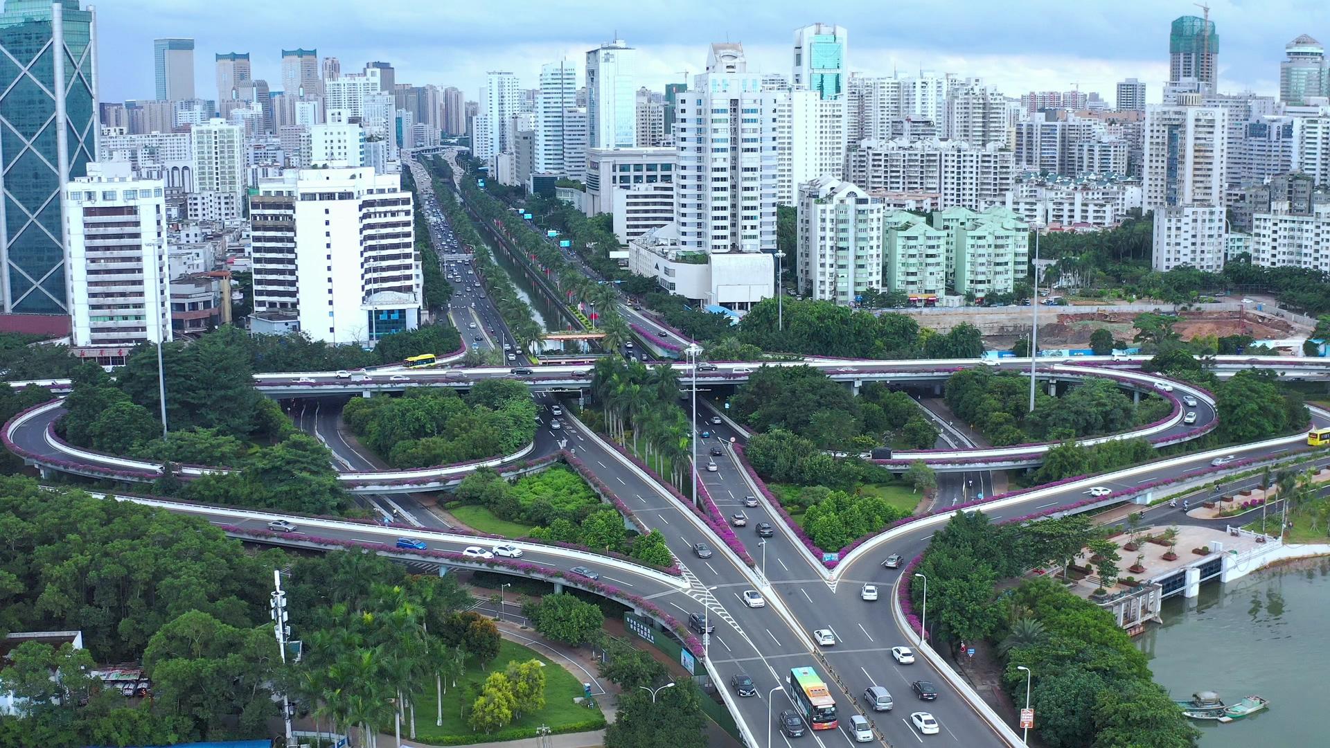 4K航拍海口市城市交通立交车流视频素材视频的预览图