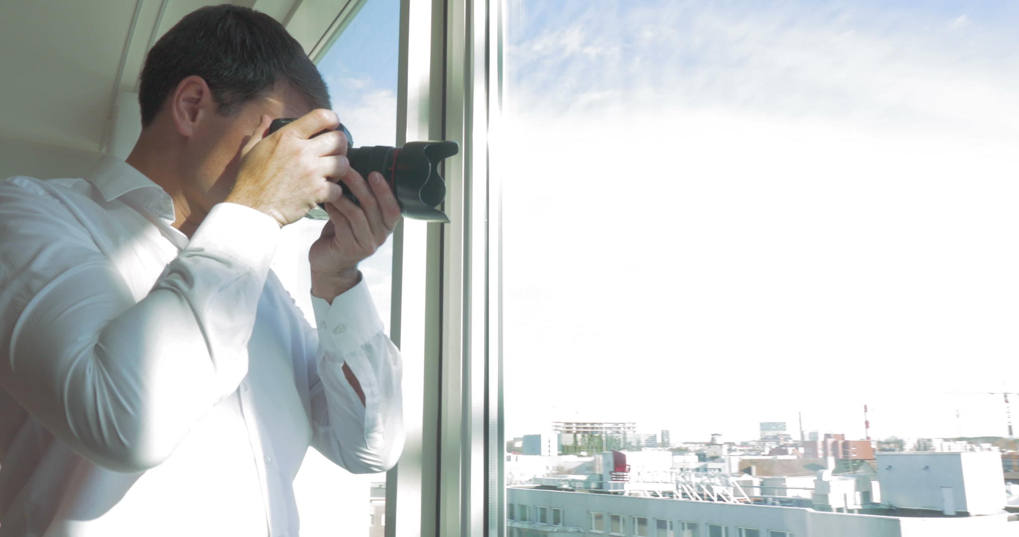 男子拍摄城市风景照片视频的预览图