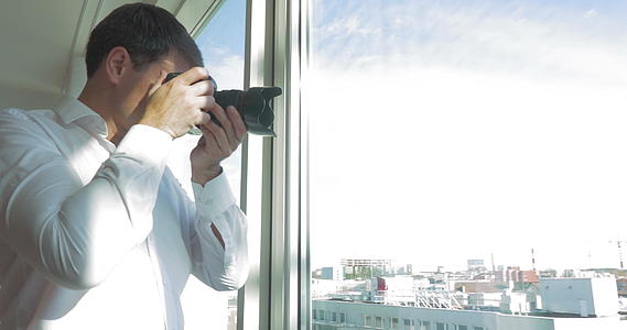男子拍摄城市风景照片视频的预览图