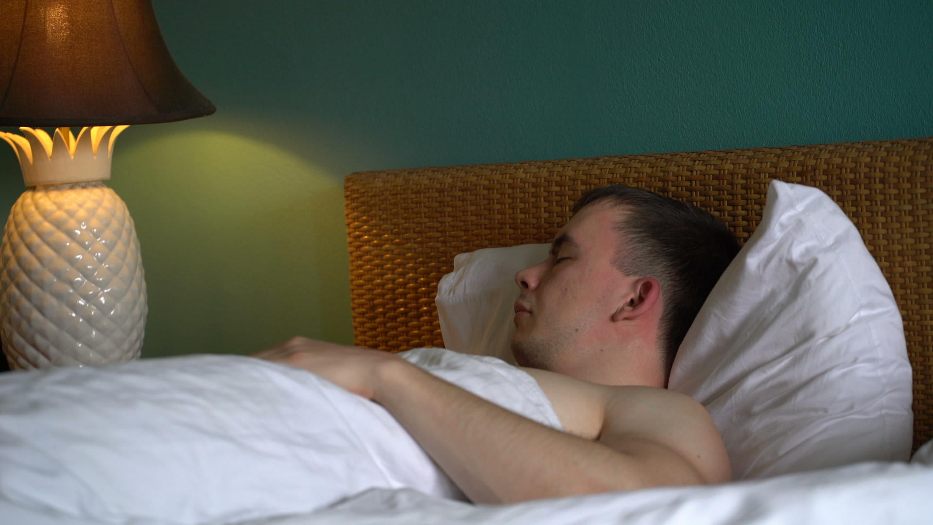 男人睡在床上视频的预览图