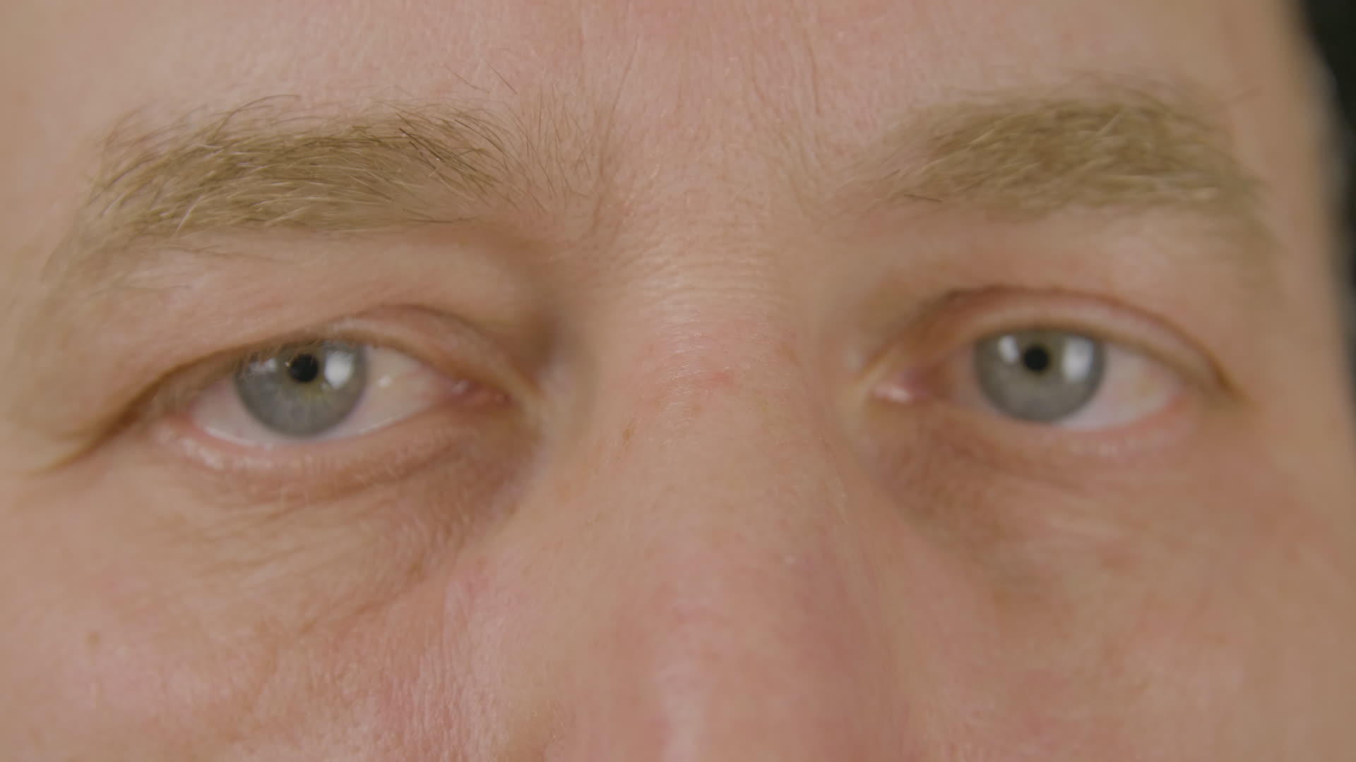 男人睁开眼睛在镜头前眨着大眼睛视频的预览图
