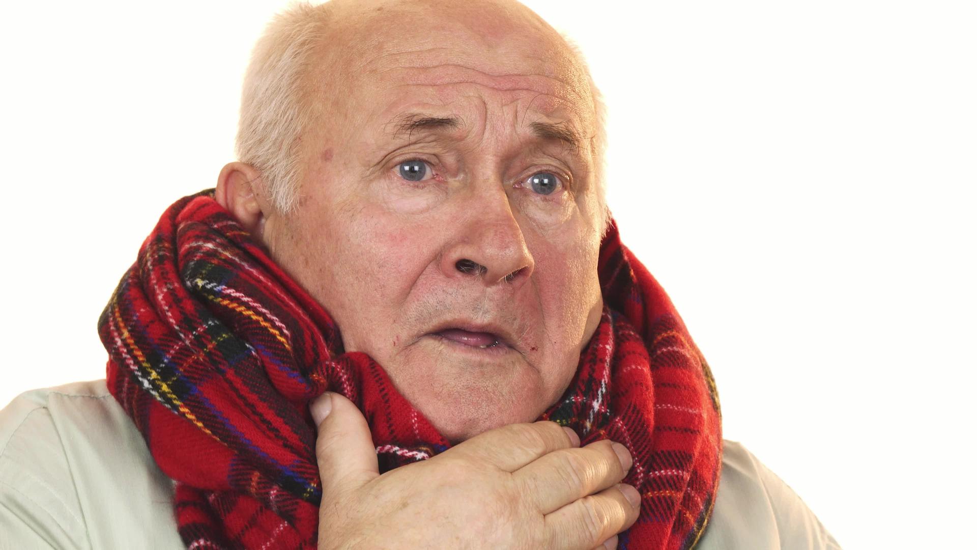 生病和生病的老人戴着围巾视频的预览图