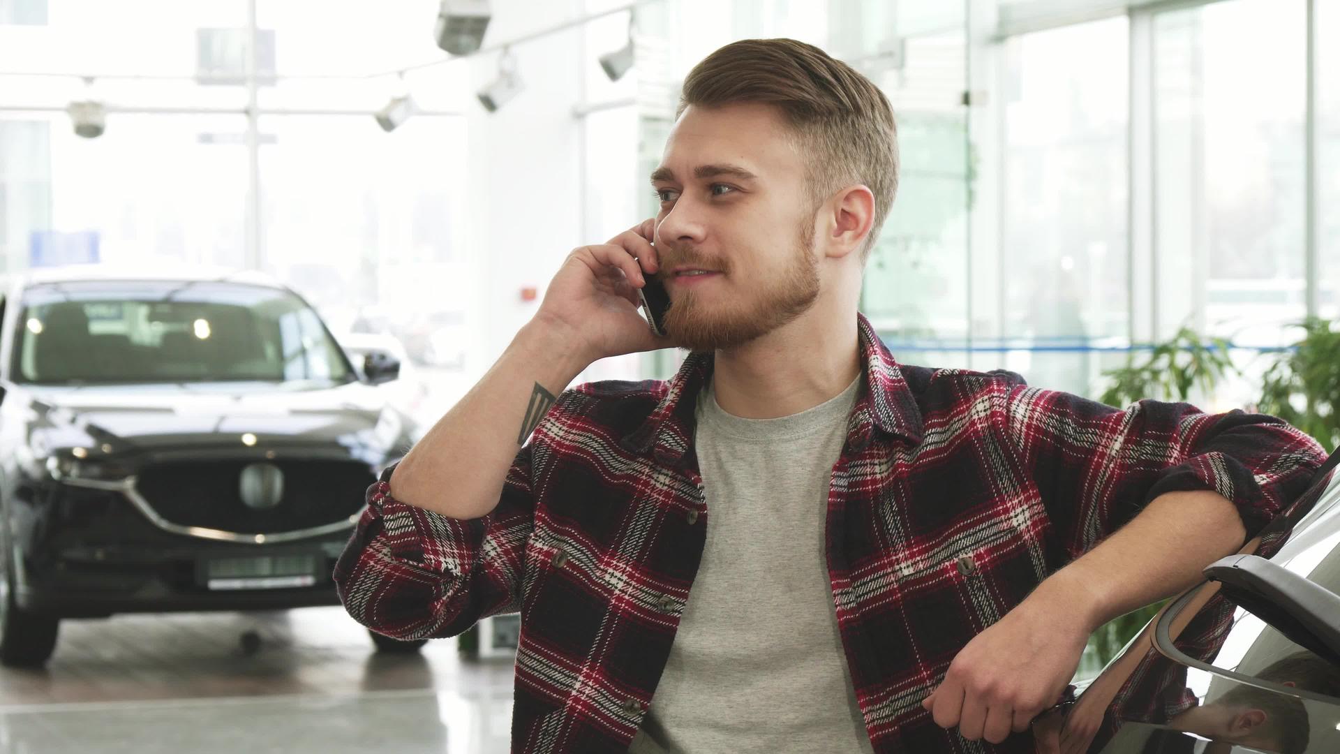 帅哥在汽车经销商的电话里聊天视频的预览图