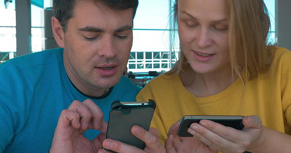 智能手机的年轻夫妇视频的预览图
