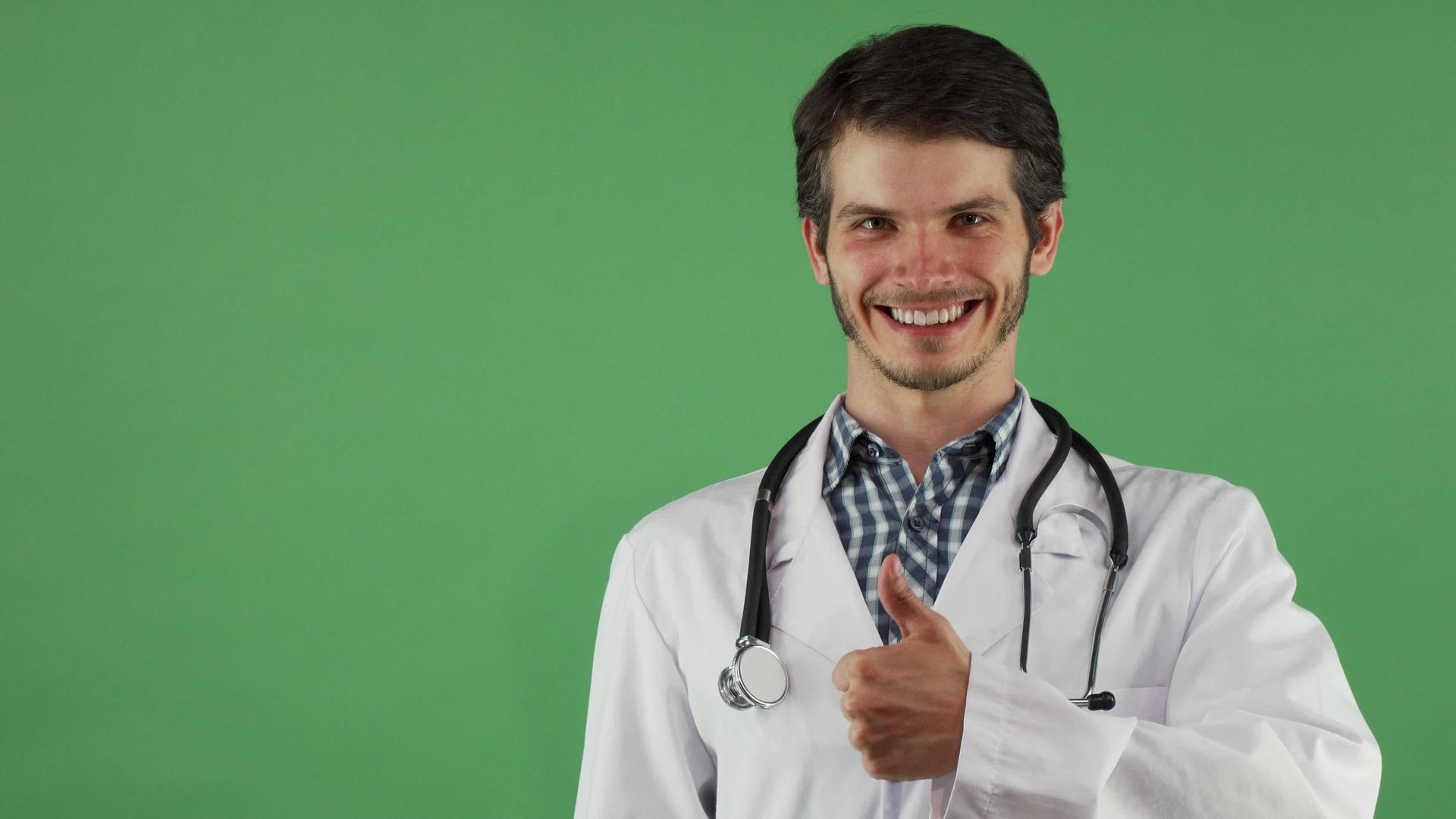快乐的男医生用拇指举起微笑视频的预览图