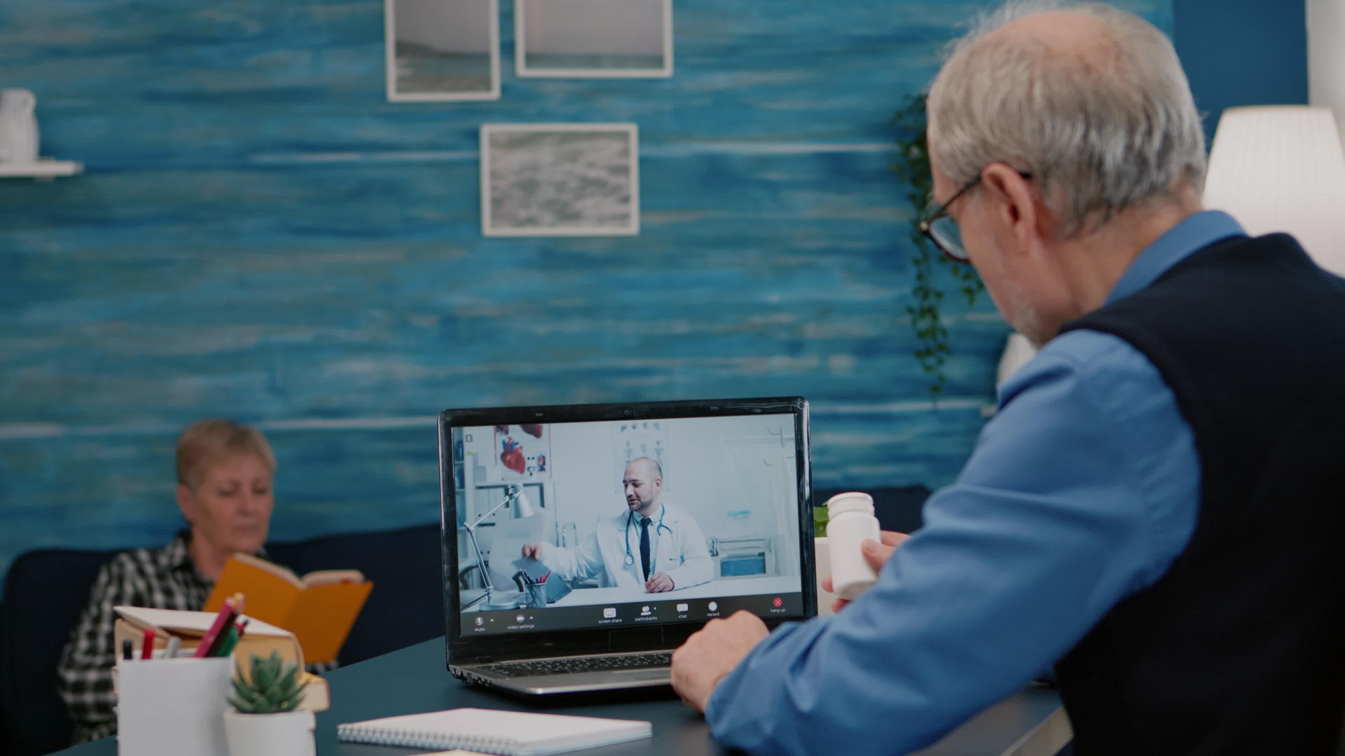 远程医生使用网络摄像头向老年患者开药视频的预览图