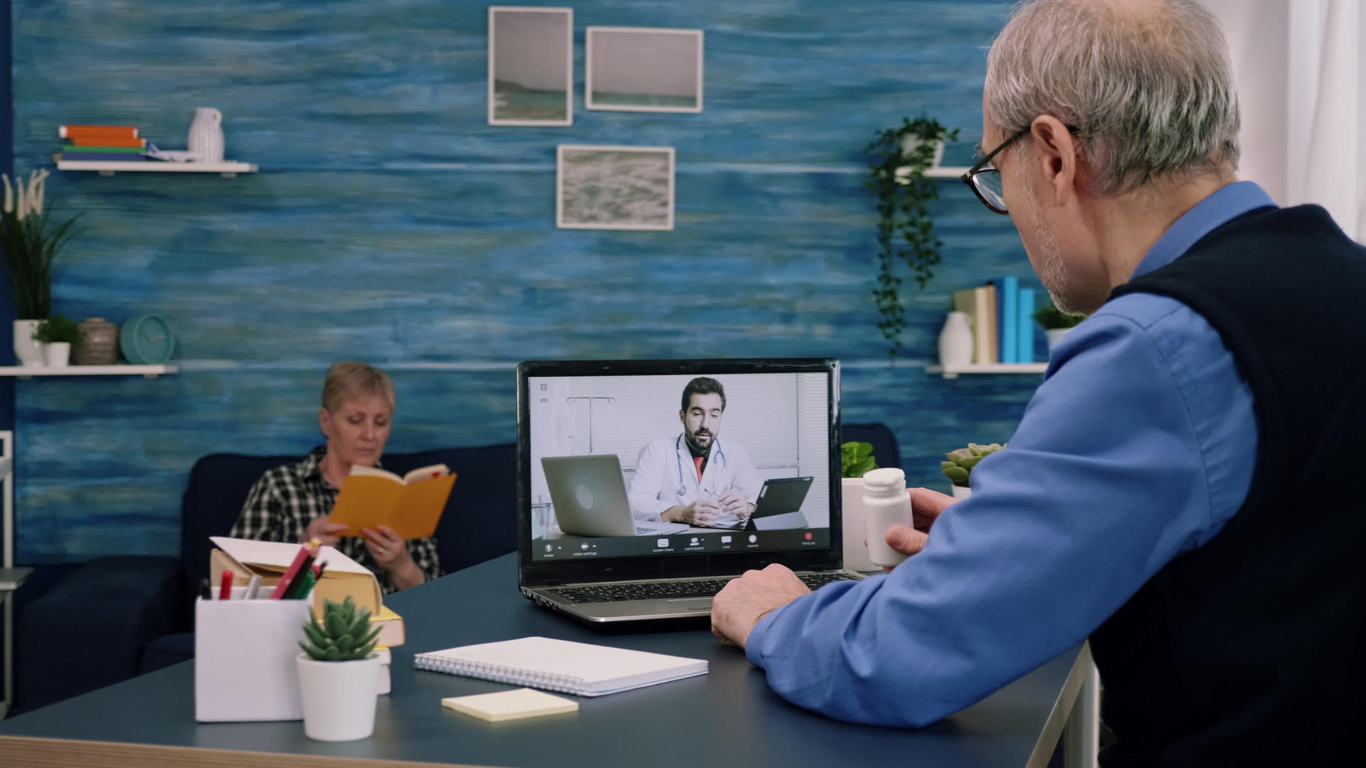 远程医疗咨询与老年男子共生期间视频的预览图