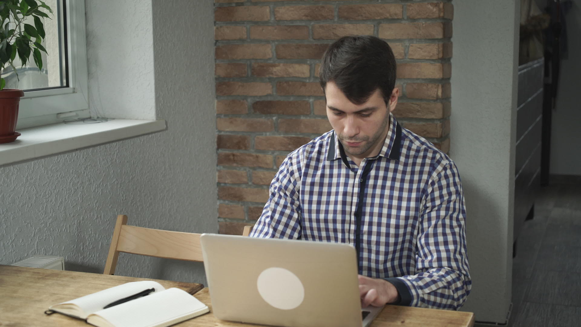 男人在办公室的电脑上集中工作把笔记本电脑放在靠近的地方视频的预览图