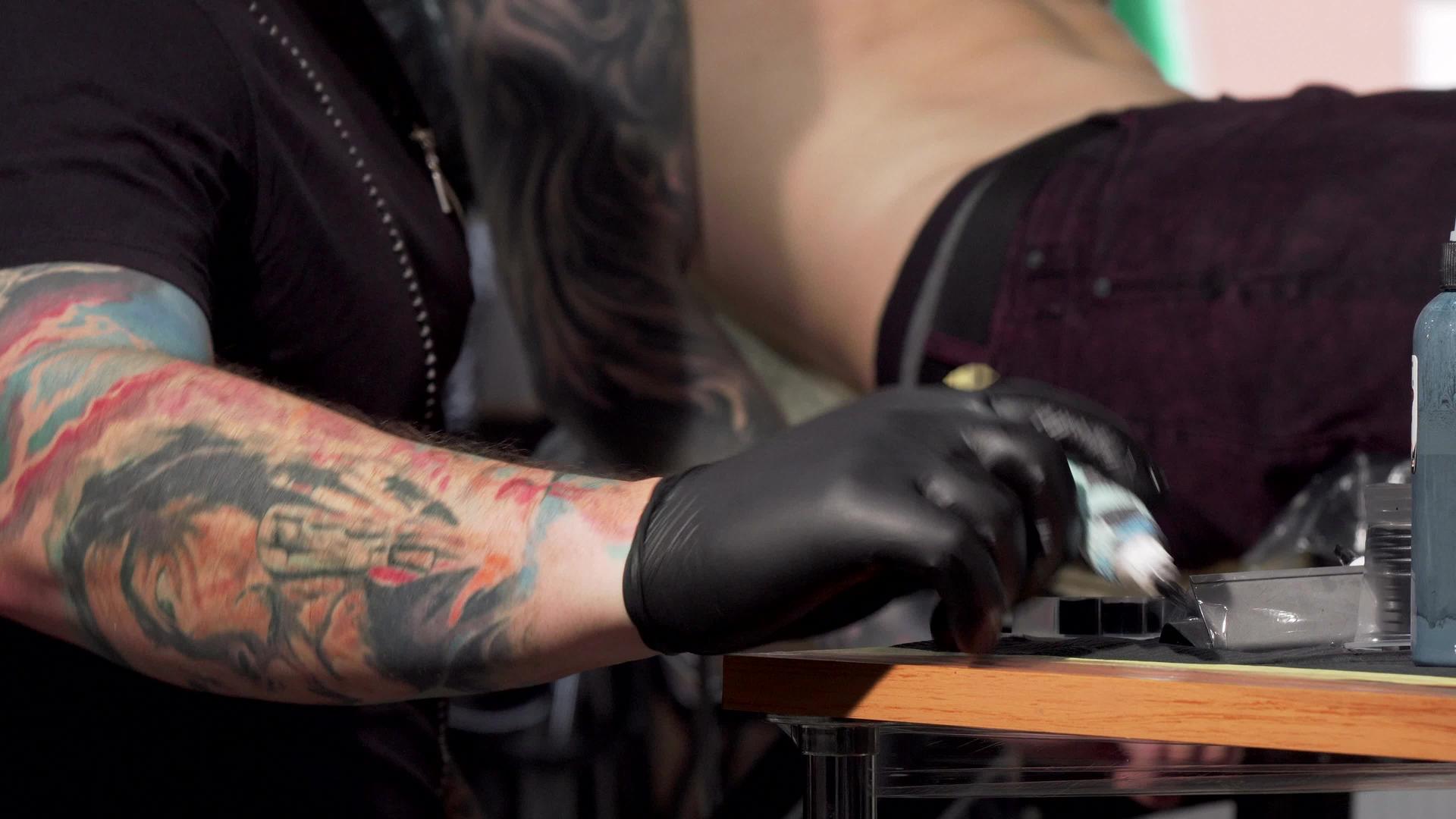 纹身艺术家在他的工作室他的工作室工作视频的预览图