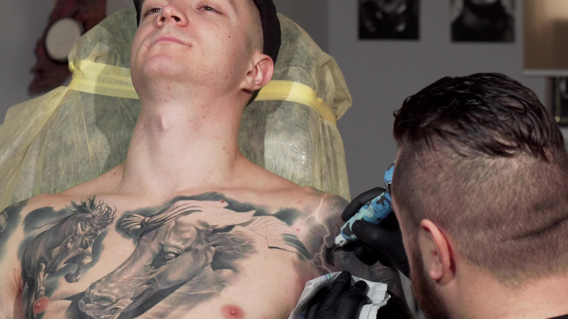 一个英俊的年轻人手臂纹身滑动镜头视频的预览图