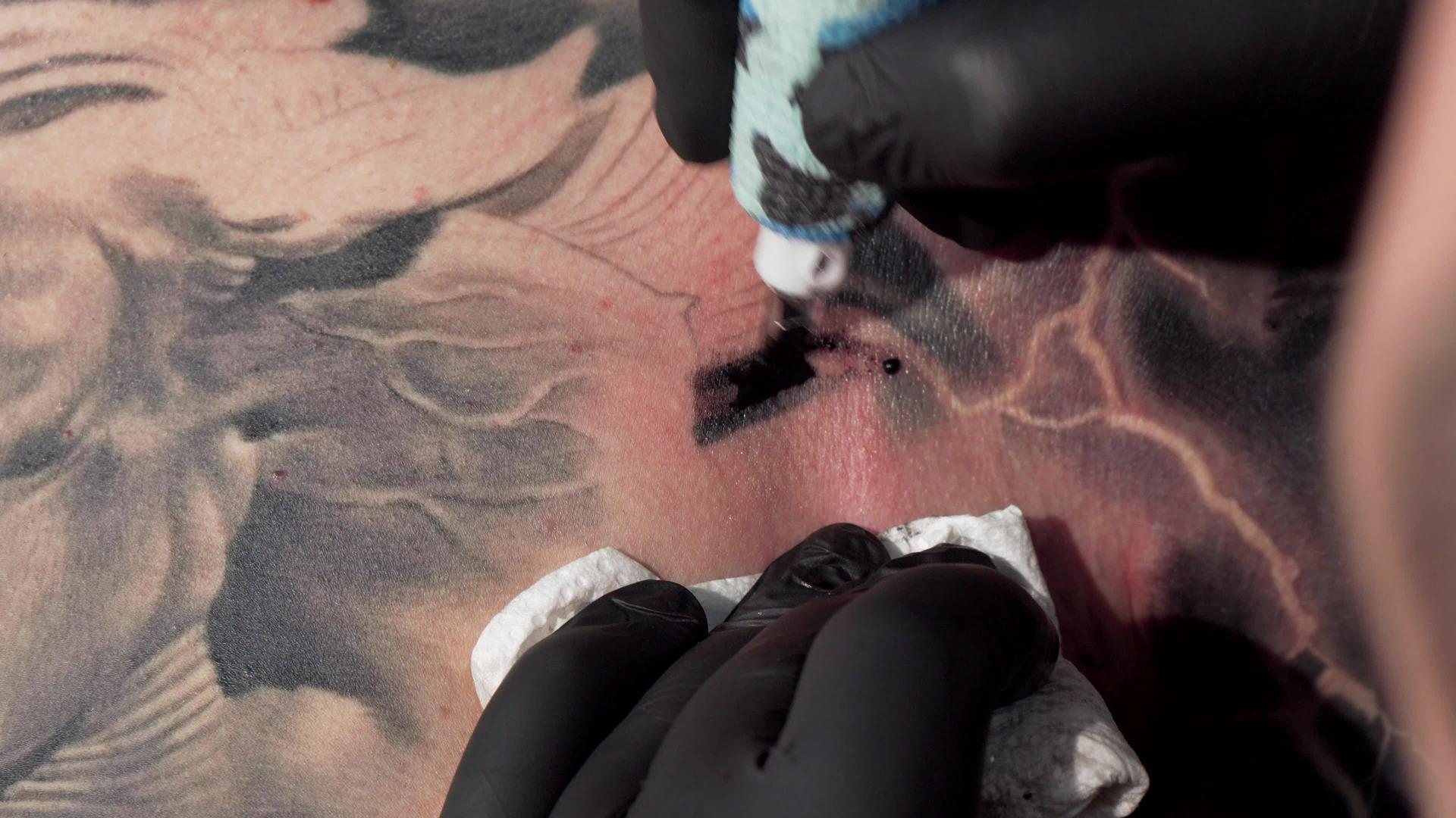 纹身师使用纹身机器制造纹身视频的预览图