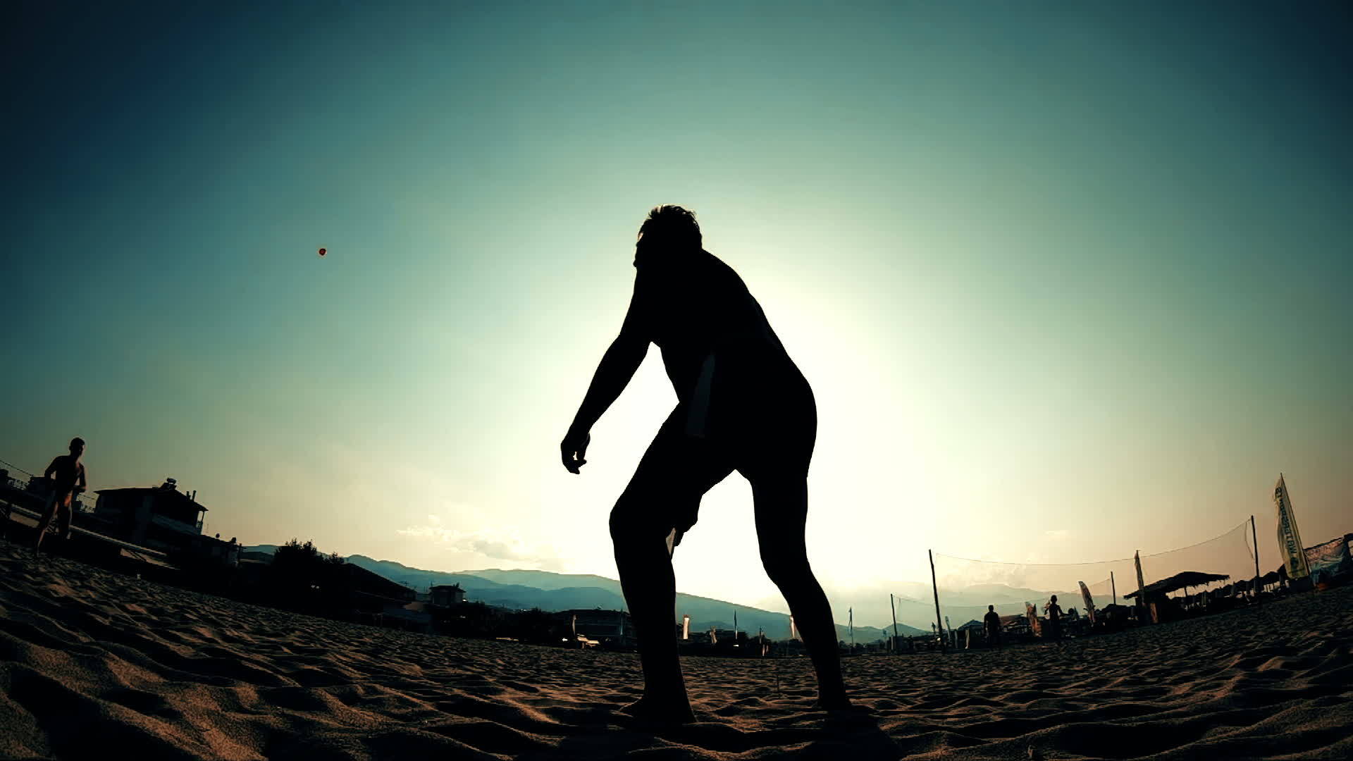 慢动作的男人在沙滩上打网球视频的预览图