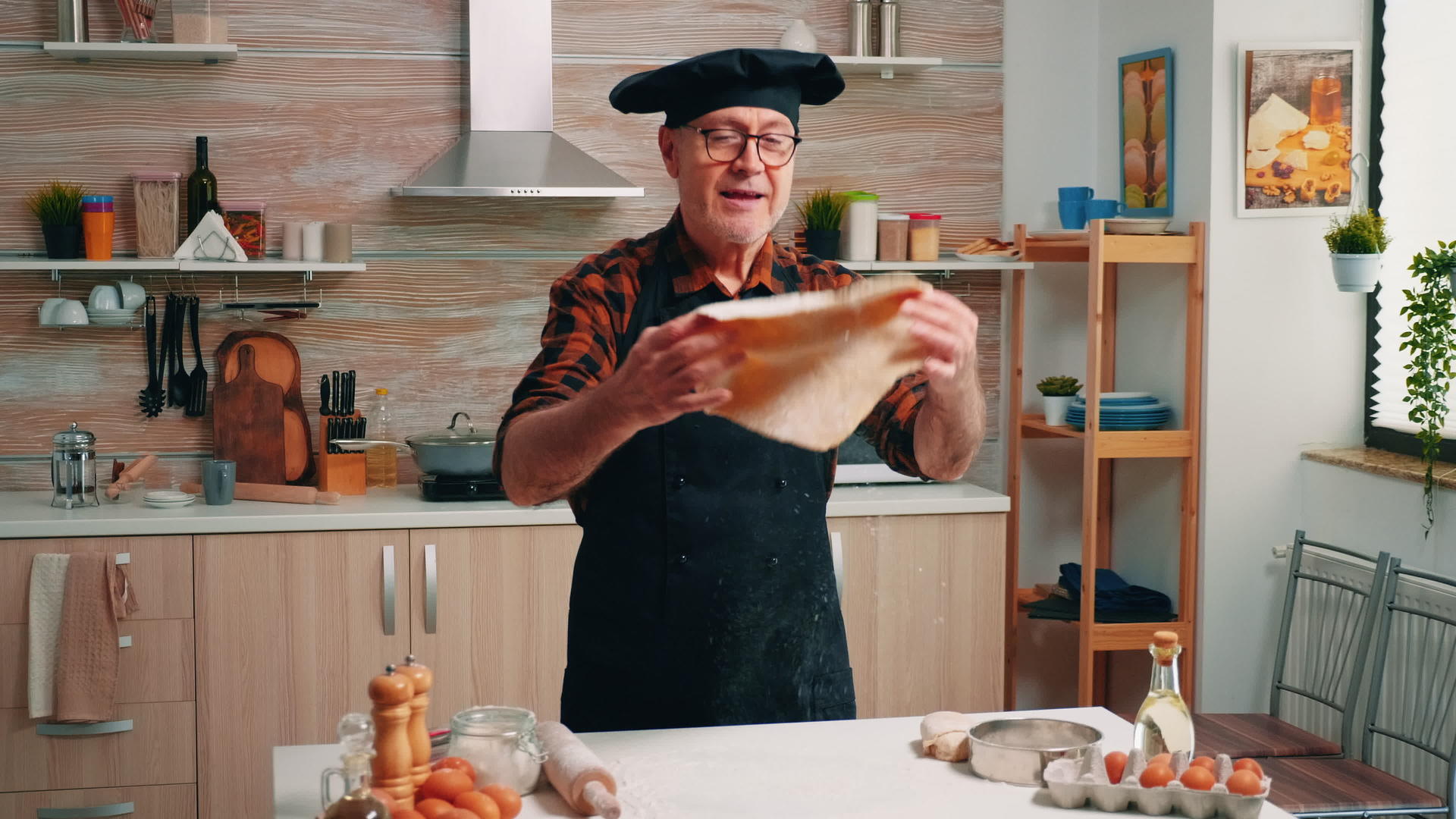 厨师穿着制服旋转和扔披萨视频的预览图